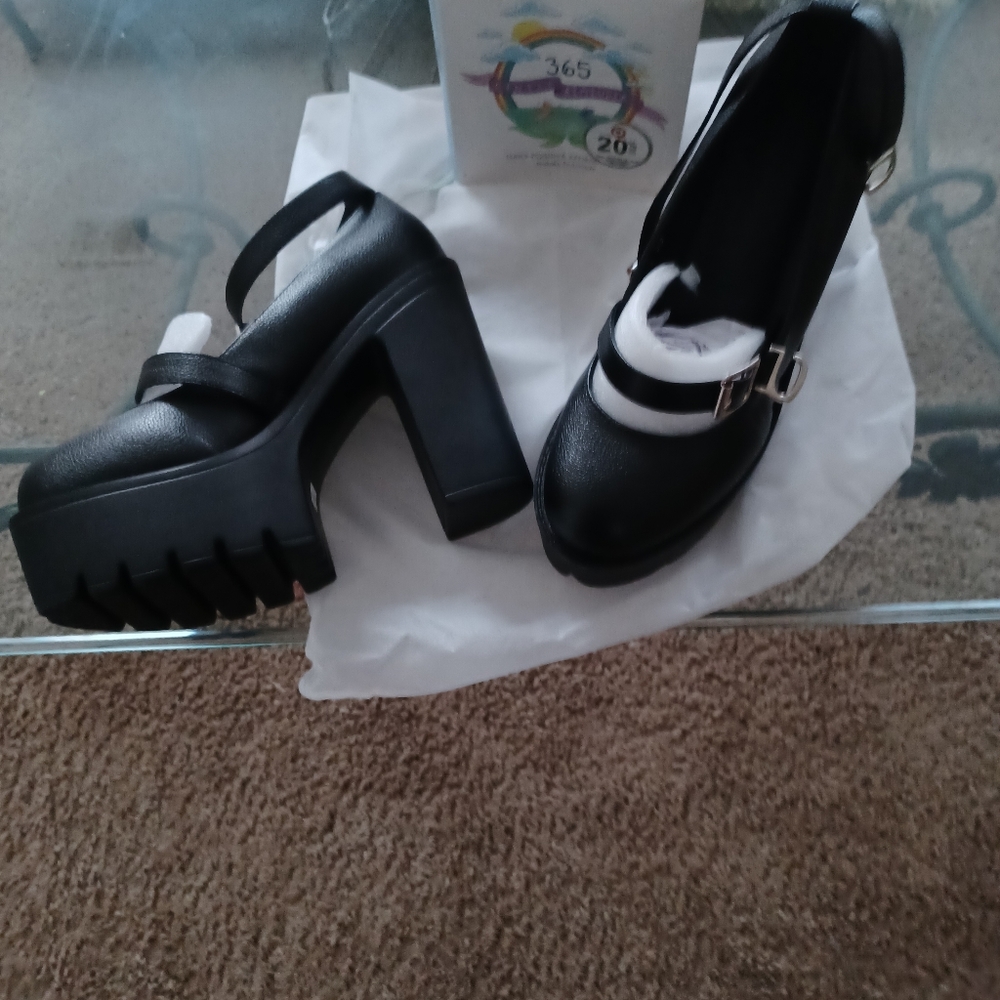 Shoes - Picture 3 of 4